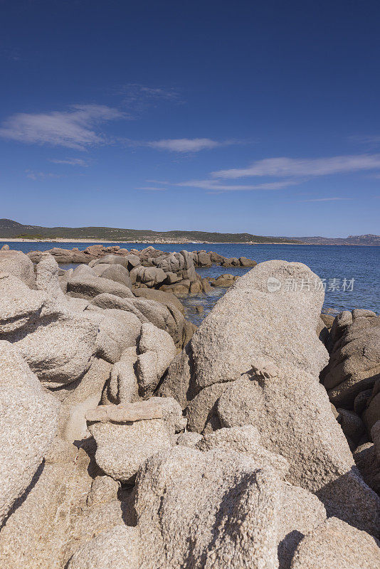 科西嘉岛Bonifacio附近的Plage de San Giovani岩石海岸线